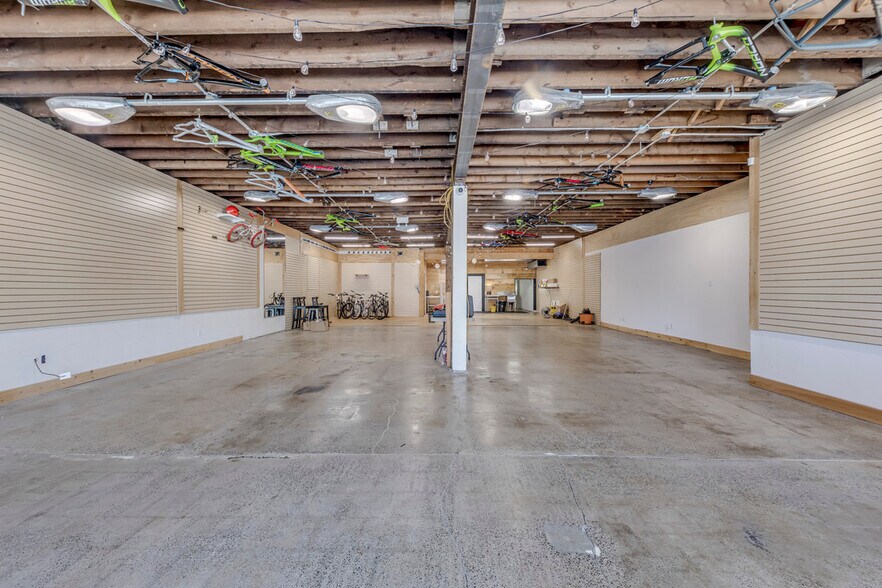 More Photos Of 3267 Lake Shore Blvd W, Toronto Storefront For Sale