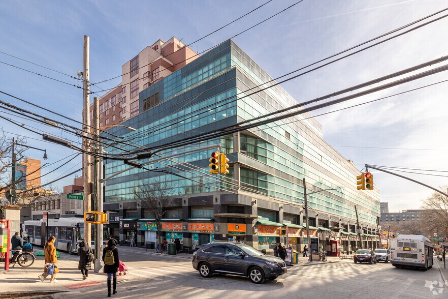 More Photos Of 39-07 Prince St, Flushing Office For Lease