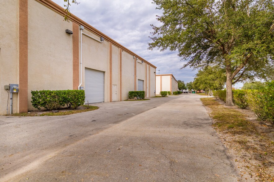 More Photos Of 1605-1613 91st Ct, Vero Beach Light Manufacturing For Sale