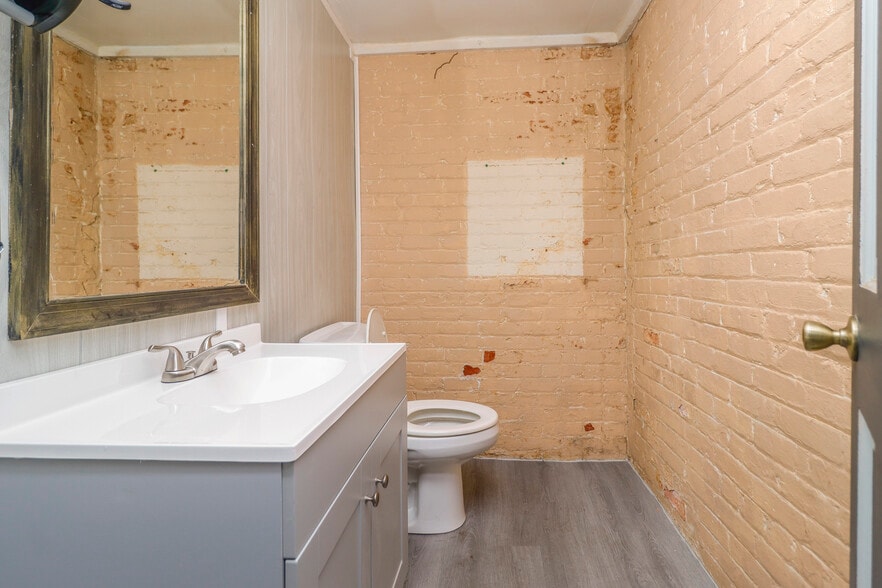 More Photos Of 827 Douglas Ave, Portsmouth Warehouse For Lease