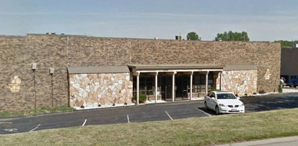 More Photos Of 2022-2052 Congressional Dr, Maryland Heights Manufacturing For Lease