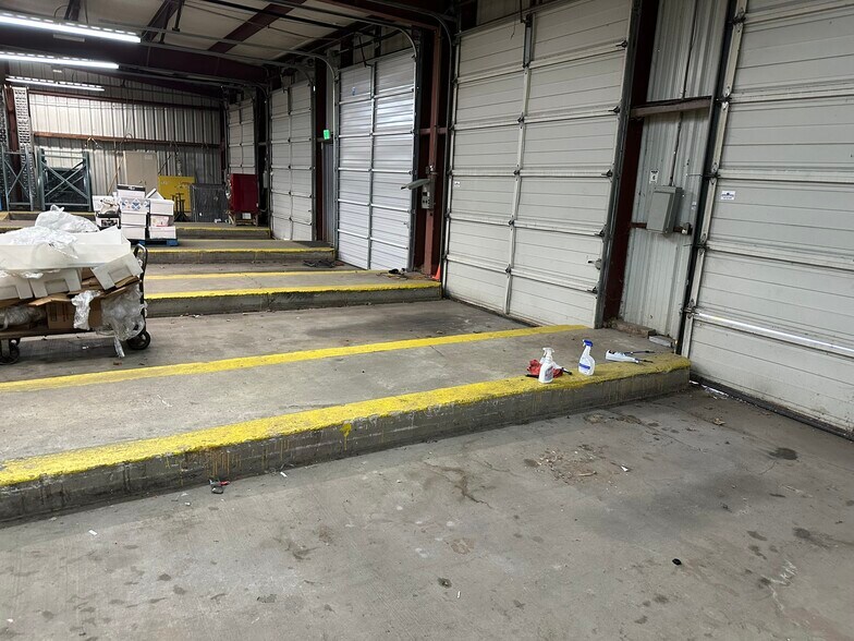 More Photos Of 5805 Murvihill Rd, Valparaiso Distribution For Sale