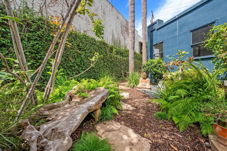 More Photos Of 1111 N Crescent Heights Blvd, West Hollywood General Retail For Sale