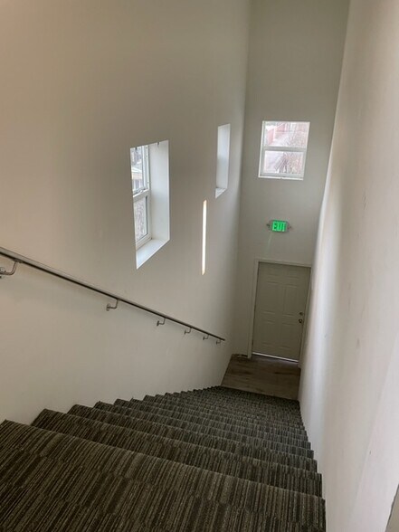 More Photos Of 827 E Jefferson Blvd, Los Angeles Light Manufacturing For Lease