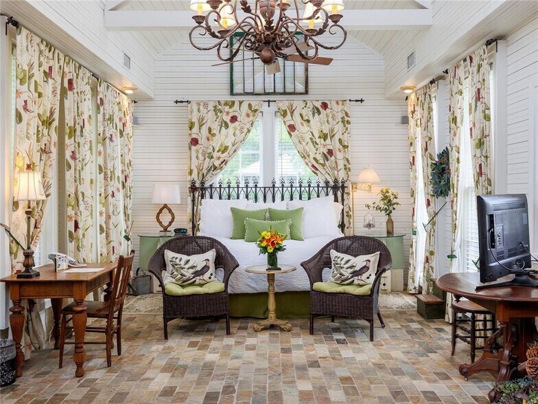 More Photos Of 915 E Cameron Ave, Rockdale Hotel For Sale