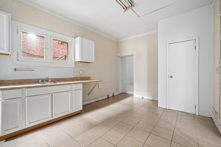 More Photos Of 23 Bedford Sq, Pittsburgh Storefront Retail Residential For Lease