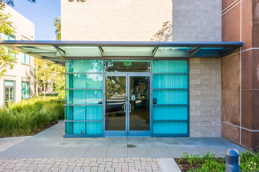 More Photos Of 610 Roosevelt Ave, Irvine Office For Lease