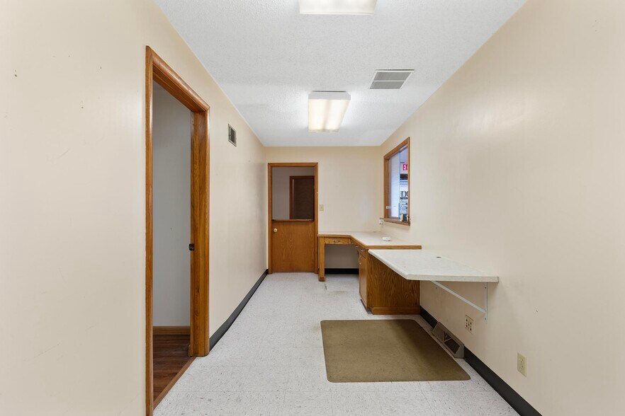 More Photos Of 327 E Airport Dr, Carthage Medical For Sale