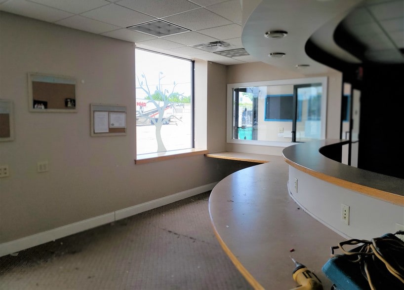More Photos Of 2425 Hyde Park Blvd, Niagara Falls Freestanding For Lease