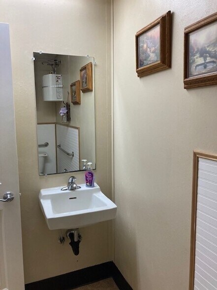 More Photos Of 600 SE Court Ave, Pendleton Auto Dealership For Sale