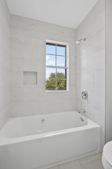 More Photos Of 113 Holmstrom St, Hutto Specialty For Sale