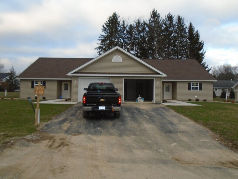 Primary Photo Of 11 Alisha Ln, Columbiana Apartments For Sale