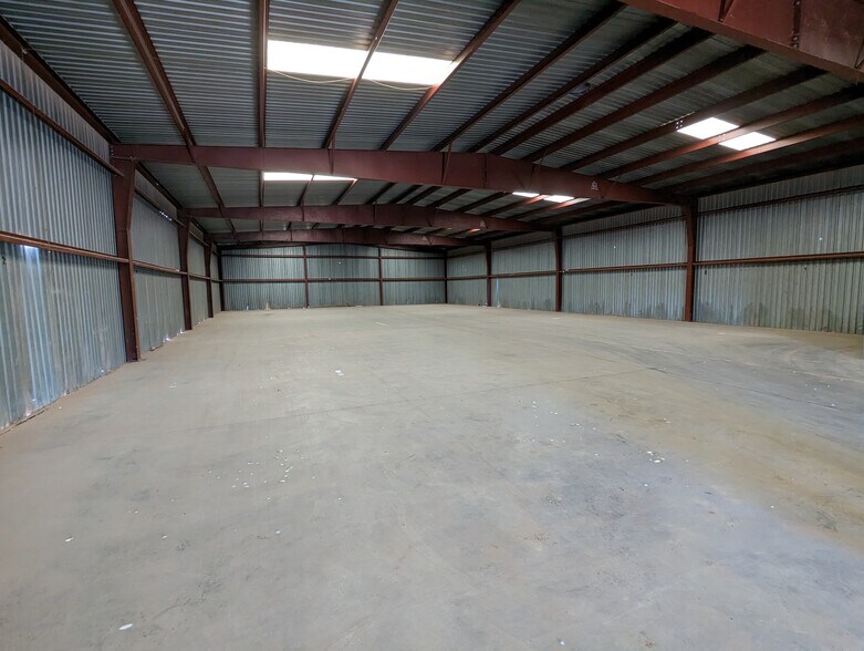More Photos Of 714 E 2nd St, Odessa Light Manufacturing For Lease