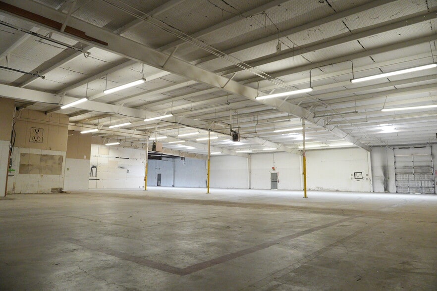 More Photos Of 501 Industrial Dr, Richardson Warehouse For Lease