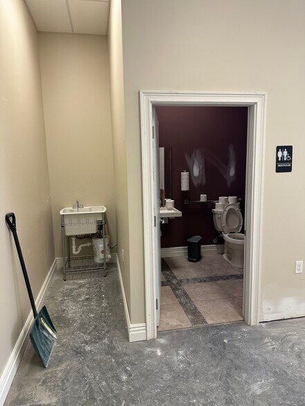 More Photos Of 255 Financial Dr, Hollister General Retail For Lease