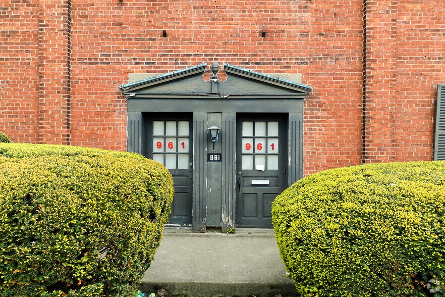 More Photos Of 961-1029 Lyell Ave, Rochester Showroom For Lease