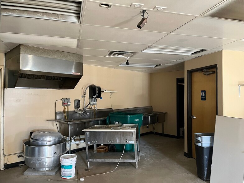 More Photos Of 933 W Main St, Farmington Restaurant For Lease