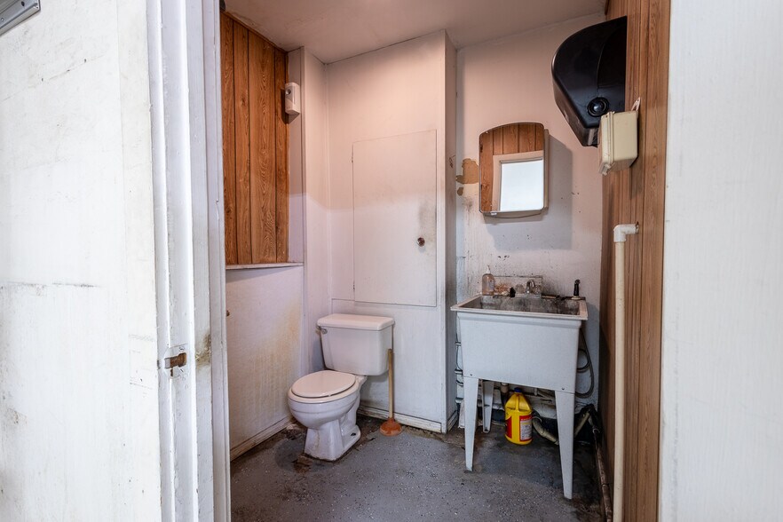 More Photos Of 2313 13th, Columbus General Retail For Sale