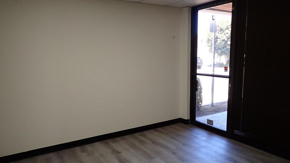 More Photos Of 19205 Parthenia St, Northridge Service For Lease