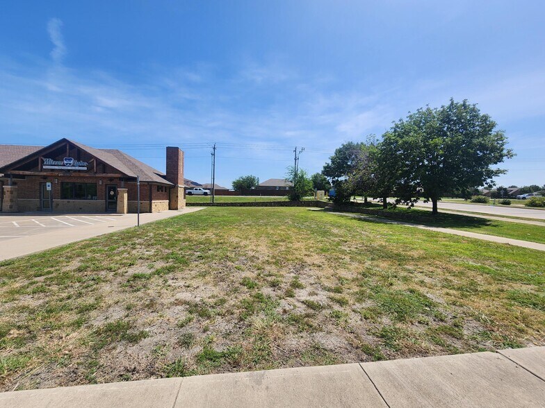 More Photos Of 2049 Sunnybrook Dr, Forney Office For Lease