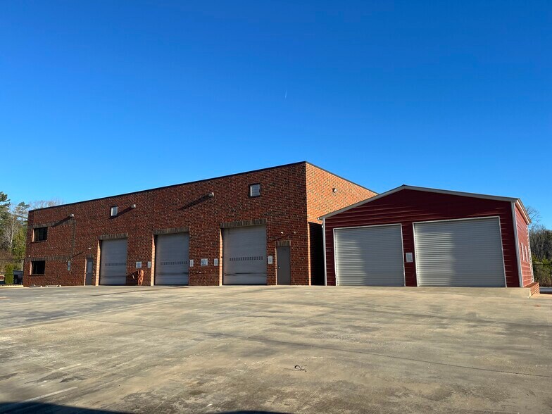 More Photos Of 11128 Business Ln, Charlotte Light Distribution For Lease
