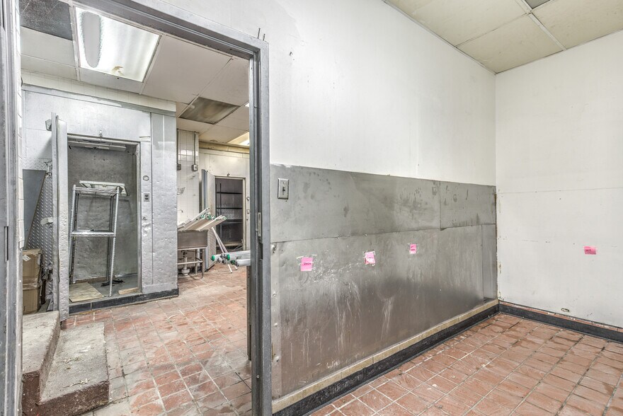 More Photos Of 6125 Natural Bridge Ave, Saint Louis Bar For Lease