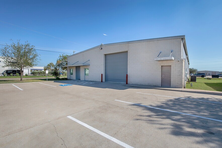More Photos Of 1201 Butler Rd, League City Warehouse For Lease