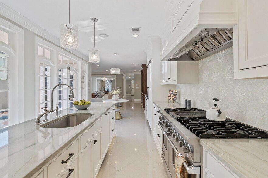 More Photos Of 1810 W 35th St, Austin Specialty For Sale