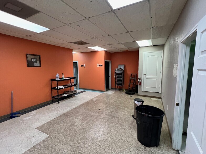 More Photos Of 8514 C E King Pky, Houston Unknown For Lease