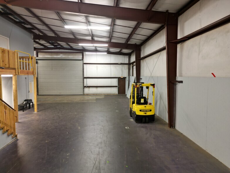 More Photos Of 104 Liberty Center Pl, Saint Augustine Warehouse For Lease