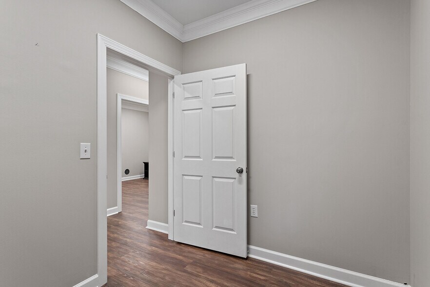 More Photos Of 6501 Creedmoor Rd, Raleigh Office Residential For Lease