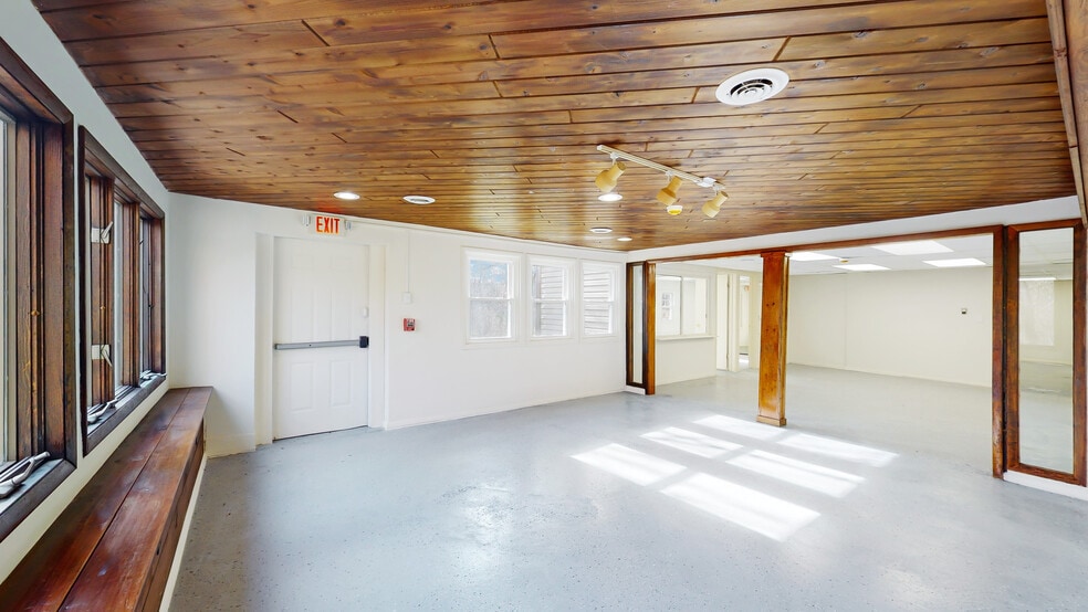 More Photos Of 220 Silver Lake Rd, Dingmans Ferry Office For Sale