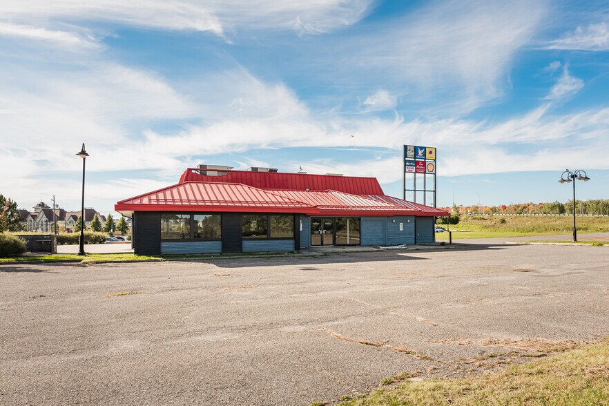 Primary Photo Of 8 Boul De Bromont, Bromont Restaurant For Lease