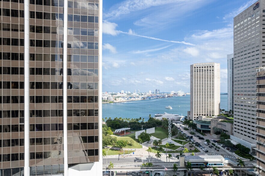 More Photos Of 2 S Biscayne Blvd, Miami Office Residential For Lease