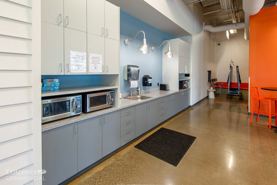 More Photos Of 2999 SW 6th St, Redmond Office For Lease