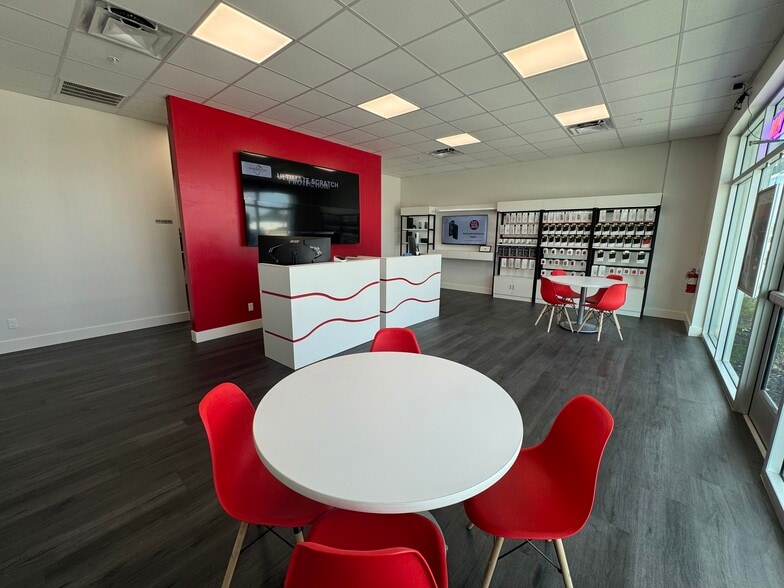 More Photos Of 122 Chiquita S Blvd, Cape Coral Freestanding For Lease