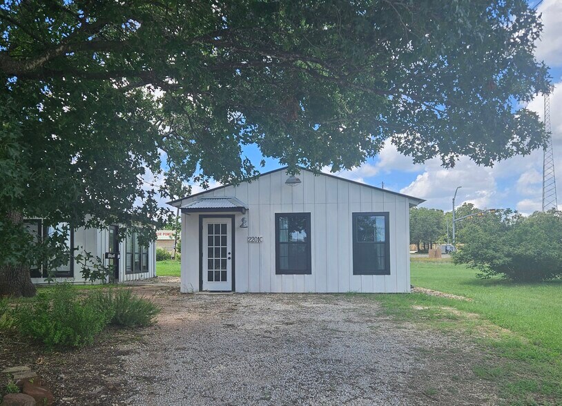 More Photos Of 2201 US Hwy 290 West Building, Dripping Springs Storefront Retail Office For Lease