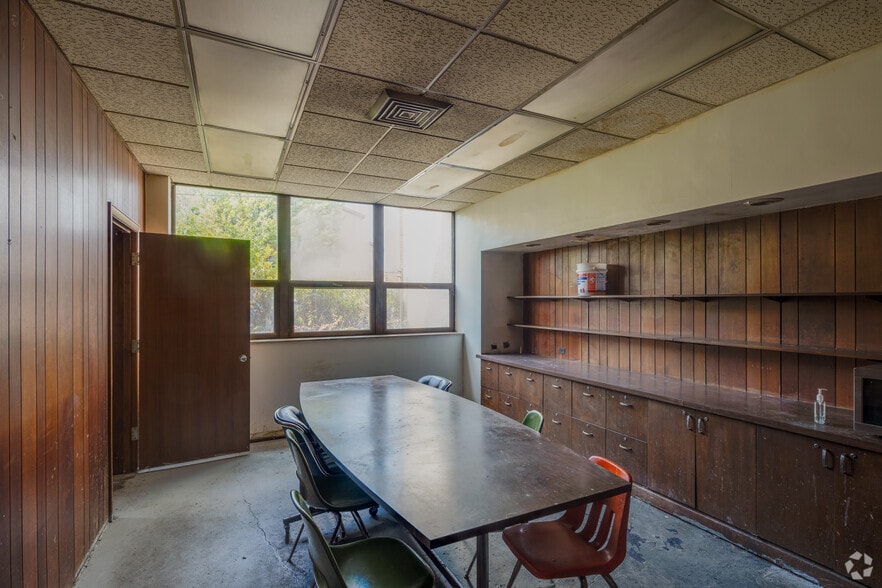 More Photos Of 5851 W Dickens Ave, Chicago Manufacturing For Lease