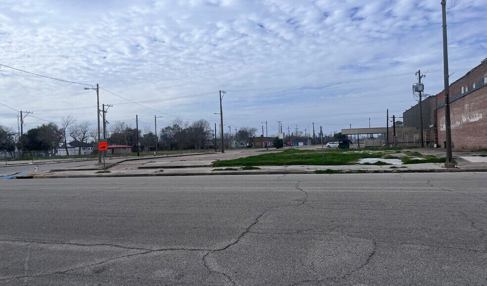 More Photos Of 423 Procter St, Port Arthur Office Residential For Lease