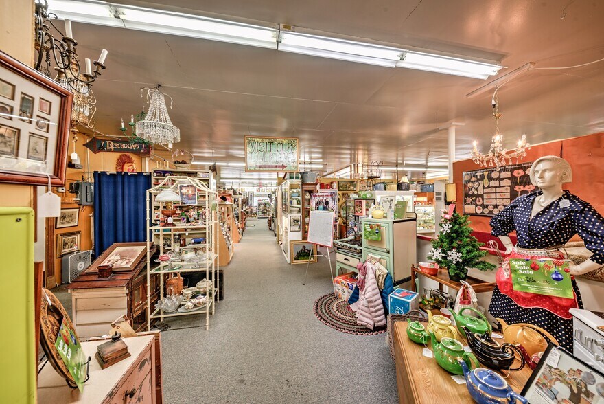 More Photos Of 890 Lake Ave, Woodstock General Retail For Sale