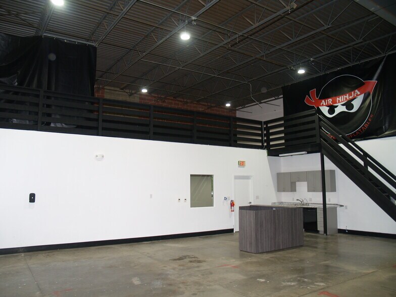 More Photos Of 727 E Turkeyfoot Lake, Akron Light Distribution For Lease