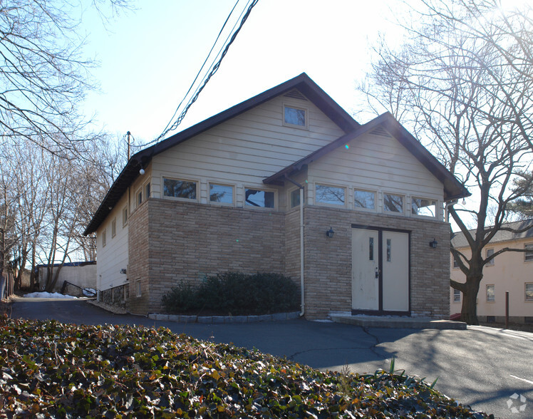 Primary Photo Of 494 N Middletown Rd, Pearl River Medical For Sale