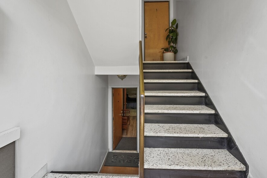 More Photos Of 6961 - 6965 Av Wiseman, Montréal Apartments For Sale