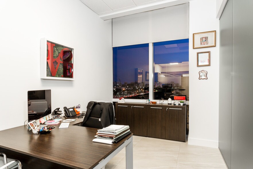 More Photos Of 20200 W dixie Hwy, Aventura Medical For Sale