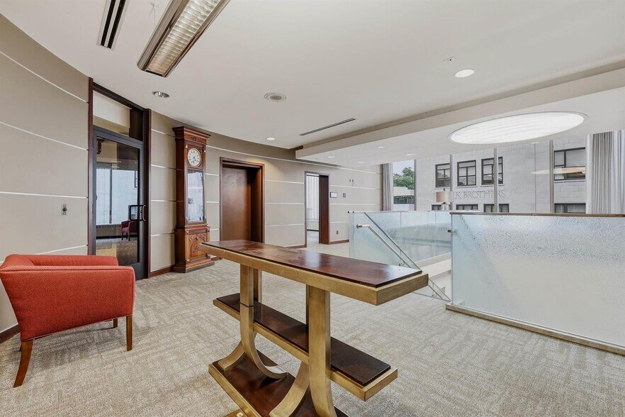 More Photos Of 270 W 7th St, Dubuque Bank For Lease