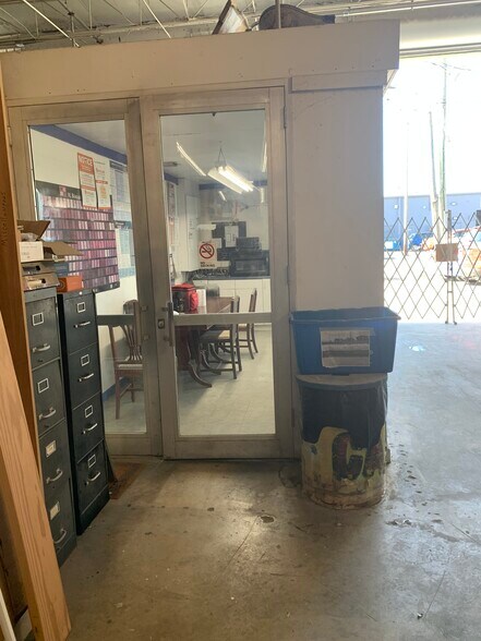 More Photos Of 1675-1677 W 31st Pl, Hialeah Manufacturing For Lease