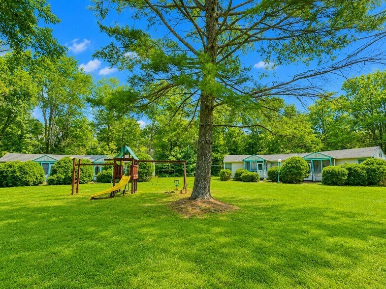 Primary Photo Of 94-100 Dingle Daisy Rd, Monticello Hotel For Sale