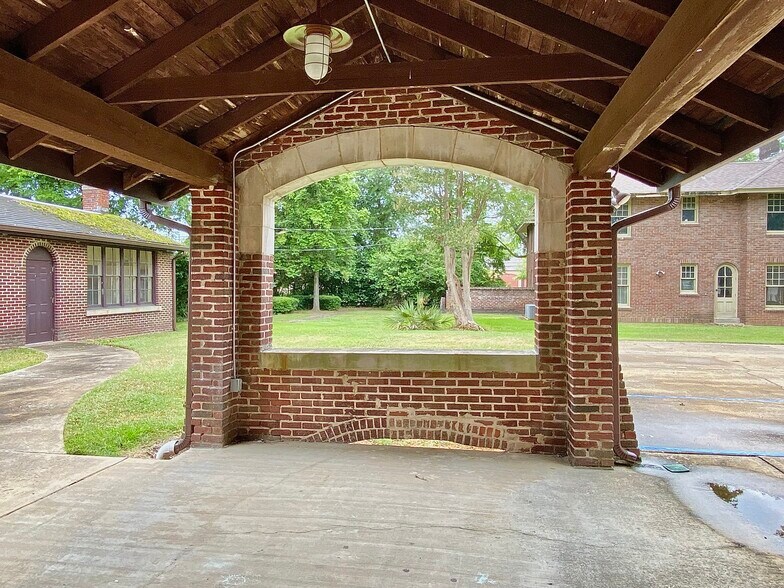 More Photos Of 219 N Broadway St, Tupelo General Retail For Lease