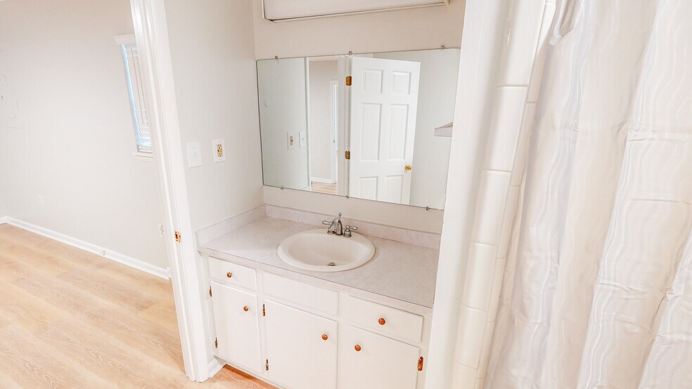 More Photos Of 1300 S Mock Rd, Albany Office Residential For Lease