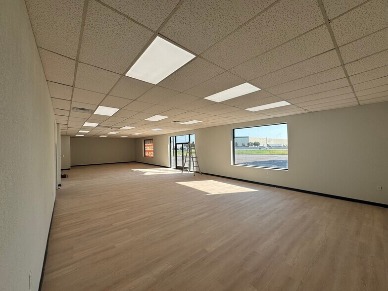 More Photos Of 8539 NE Loop 410, San Antonio Service For Lease